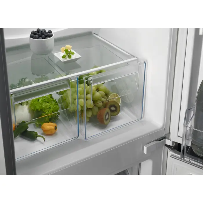 Zanussi ZNFN18FS5 Integrated 267L Fridge Freezer – White | Graded Appliance - Image 4